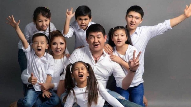 Танымал продюсер сегізінші рет әке атанды