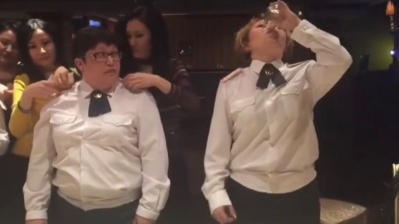 Ішімдікпен жаңа атақтарын жуған әскерилер сынға қалды