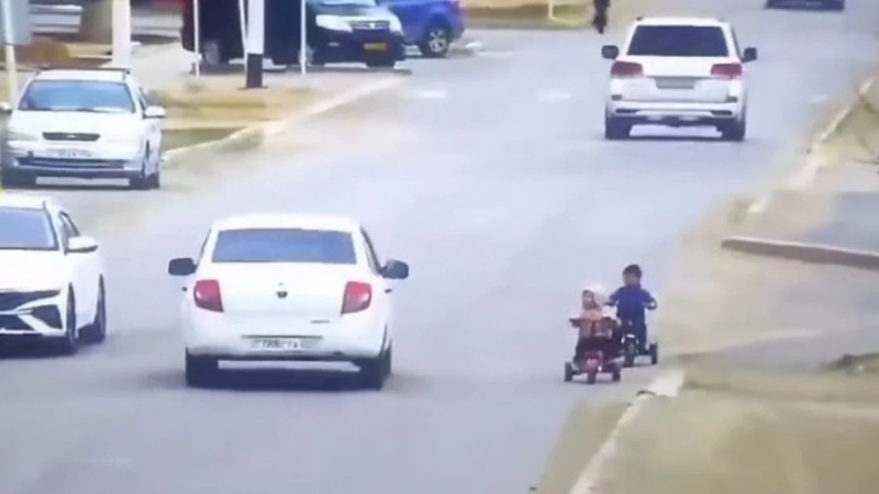 Велосипедпен жолға шығып кеткен екі кішкентай бүлдіршін жұртты шошытты