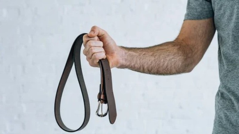 Мұғалім оқушы қызды белдікпен буындырып, денесін жасырмақ болған