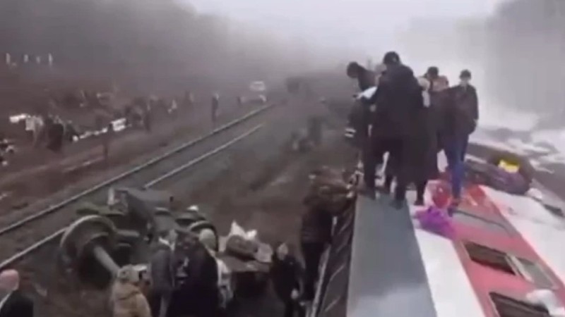 7 вагон рельстен шығып кетті: Ресейде жолаушылар пойызы апатқа ұшырады