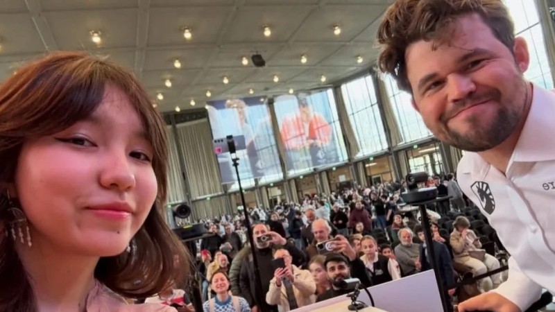 Магнус Карлсен қазақстандық шахматшының селфиіне байланысты төрешілерге шағымданды