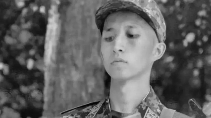 «Алдын ала жоспарлап өлтірген»: сарбаздың анасы әскердегі сұмдықтың бетін ашты