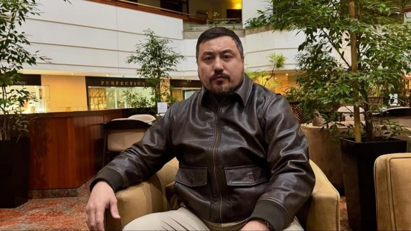 Актер Олжас Абайдың белгісіз бойжеткенмен түскен суреттері желіде қызу талқыланды