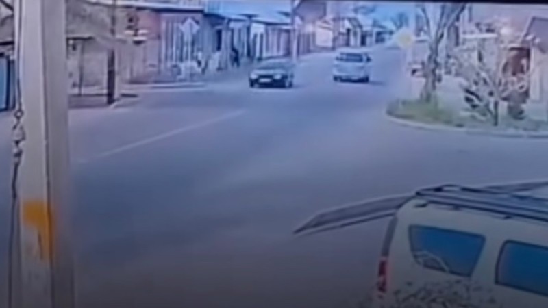 Жылқы мінген 7 жасар бала көлікпен соқтығысып, ауыр жарақат алды (ВИДЕО)