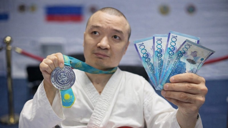 «Жалақымнан бір жыл бойы 50 мың теңге аудардым»: паракаратэші әділет іздейді