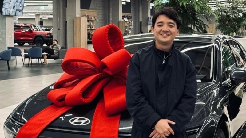 Мейрамбек Беспаев Еркеш Хасенге су жаңа көлік сыйлады