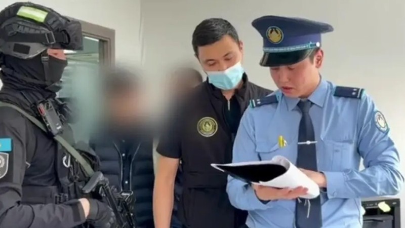 Ақтөбедегі ХҚКО-да "көмекшілердің" өз кабинеттері болған: ұстау сәтінен видео жарияланды