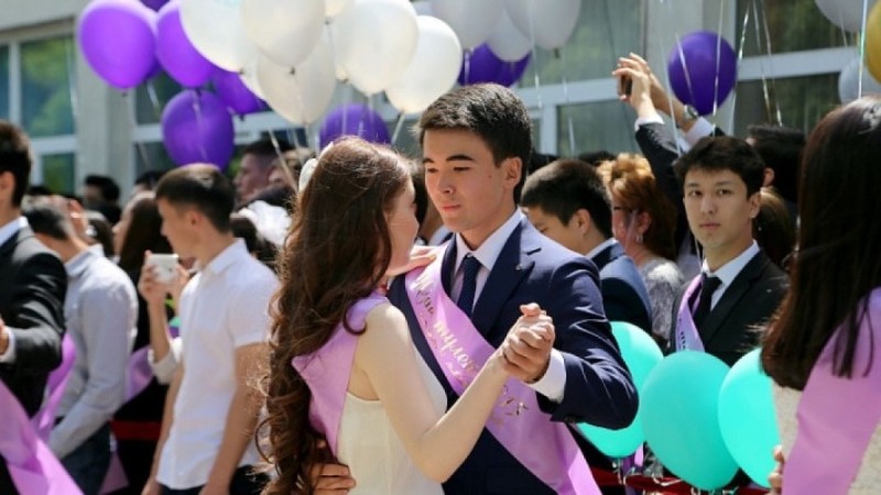 “Мектеп бітіру кешіне әр баладан 200 мың теңгеден…”: Көпбалалы ана Президентке үндеу жолдады