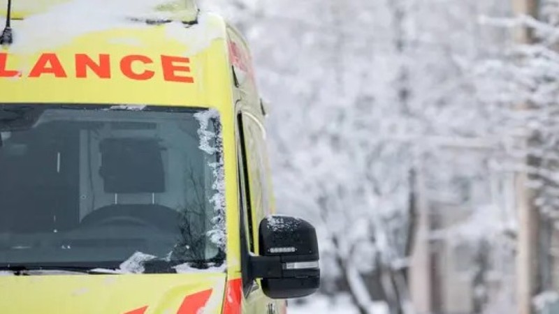 Дәрігерлер қансырап жатқан зейнеткерді қар басқан жолмен көтеріп апарды