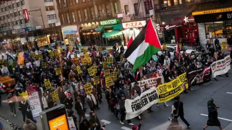 Ирандағы соғысты тоқтатуды талап еткен мыңдаған америкалықтар көтеріліске шықты