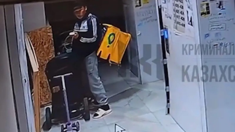 Алматыда курьер подьезде тұрған сәбидің арбасына дәрет сындырған (ВИДЕО)