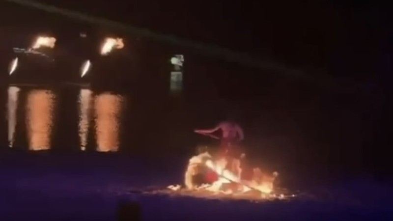 Қытайда сахнада өнер көрсетіп жатқан биші өртеніп кетті