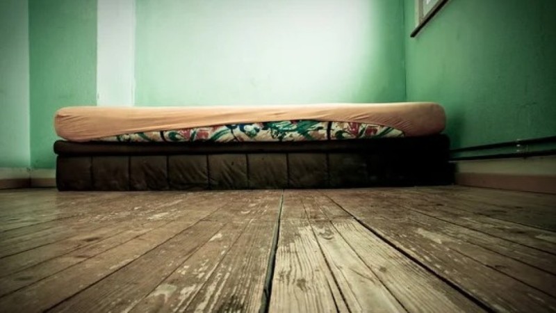 Үш ер адам әйелді өлтіріп, денесін кереуеттің ішінде жасырған