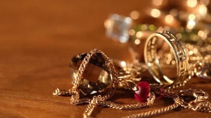 Жасөспірім анасының әшекейлерін ломбардқа салып, IPhone алмақ болған