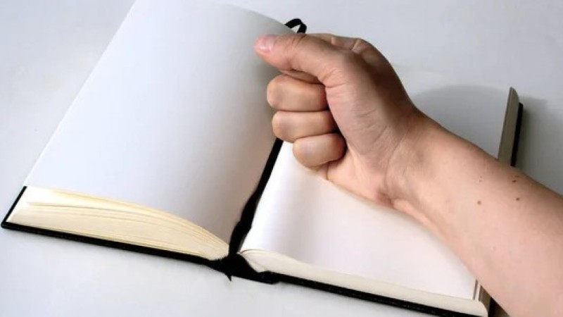 Мұғалім емтихан тапсыра алмаған баланың басынан телефонмен ұрған(ФОТО)