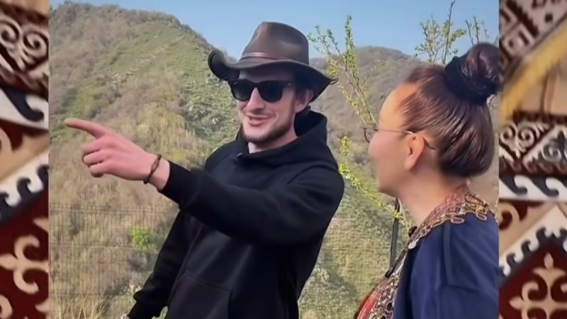 Баян Алагөзова америкалық блогерді қазақы дәстүрмен қарсы алды (видео)