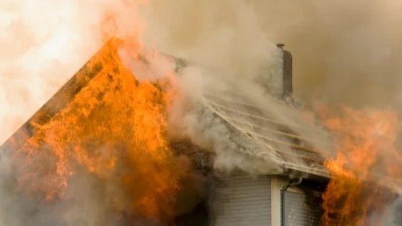 Ер адам өз анасына бензин шашып, өртемек болған