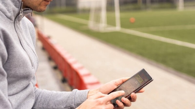 Букмекерлік кеңседе қомақты соманы ұтылып қалған жігіт жүрегіне пышақ сұққан (ВИДЕО)