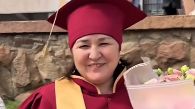 “32 жылдан соң диплом алды”: анасының диплом табыстау рәсіміне келген қыз желіні тәнті етті