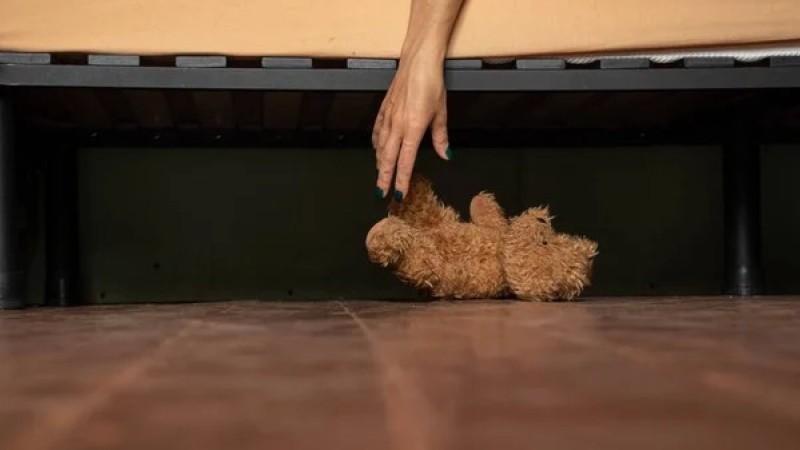 "Әкем үш жасымда зорлады": 50-ге келген әйел жаға ұстатарлық оқиғасын жайып салды