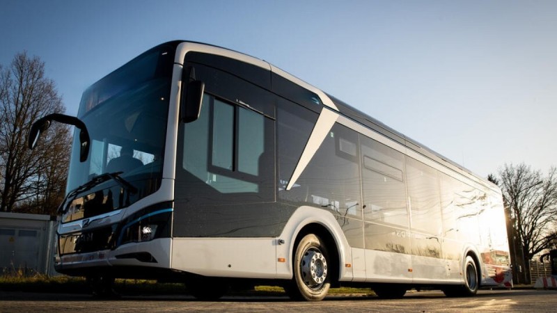 14 жастағы жасөспірім тұрақтағы автобусты айдап әкетіп, көрші мемлекетке дейін жеткен