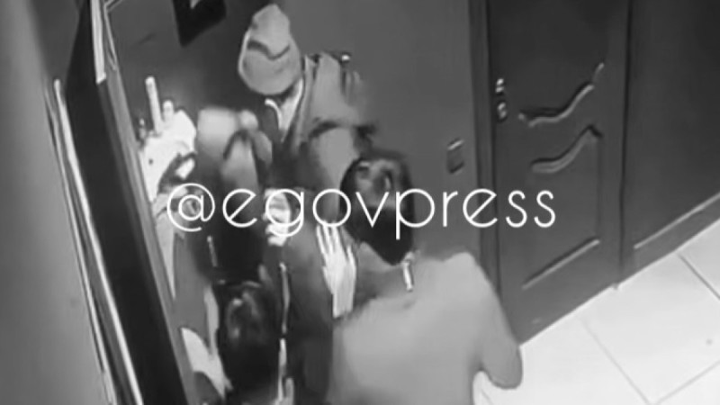 Оралдағы жанжал: әжетханада жақындасқан екі жігіттің әрекеті елдің ашуын тудырды (ВИДЕО)