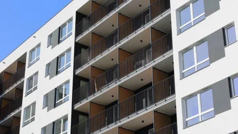 Ер адам мүгедек анасын төртінші қабаттан итеріп жіберді