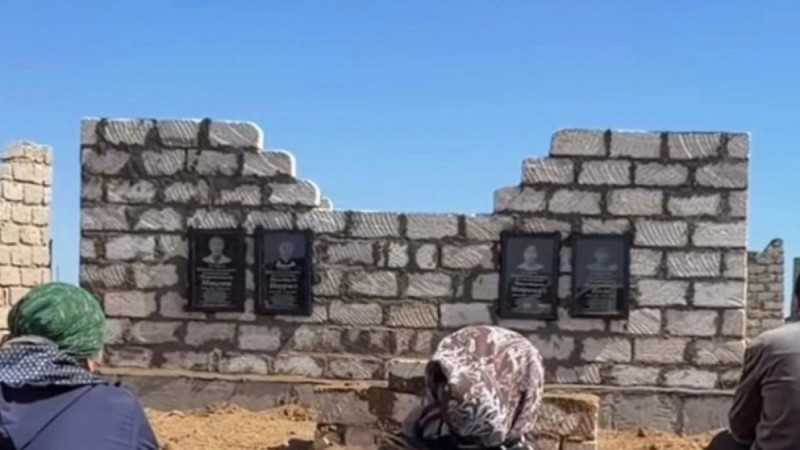 Атыраудағы қайғылы оқиға: ауыл тұрғындары марқұм болған отбасының бейітін тұрғызды