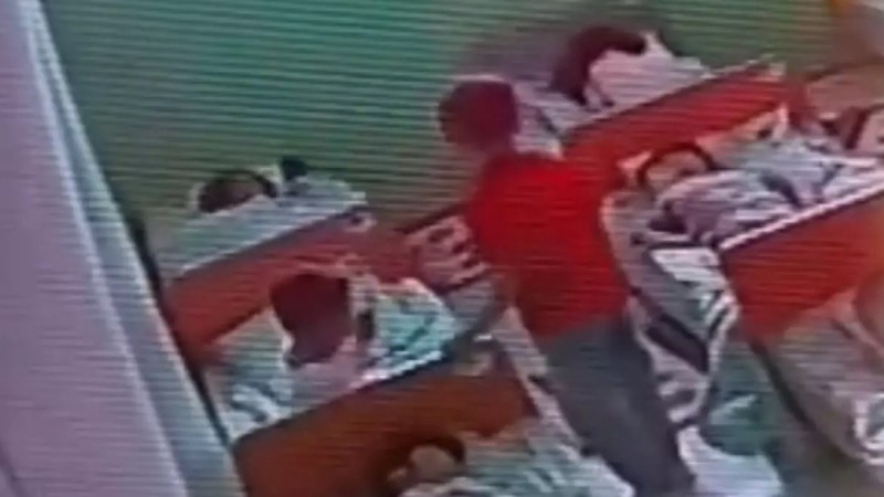 "Пышақ сермеді": балабақшадағы видео ата-аналардың наразылығын тудырды