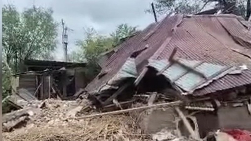 Алматы облысында тұрғын үйде жойқын жарылыс болып, отбасы үйінде астында қалды