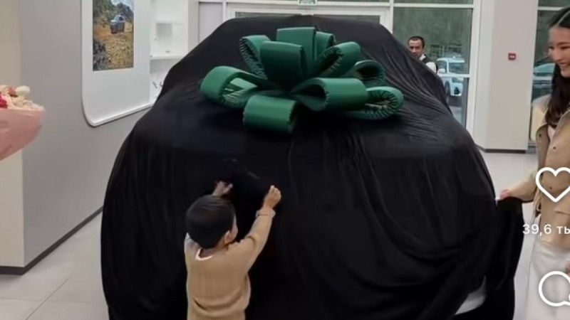 Айнұр Тұрсынбаева келінінің туған күніне көлік тарту етті (ВИДЕО)