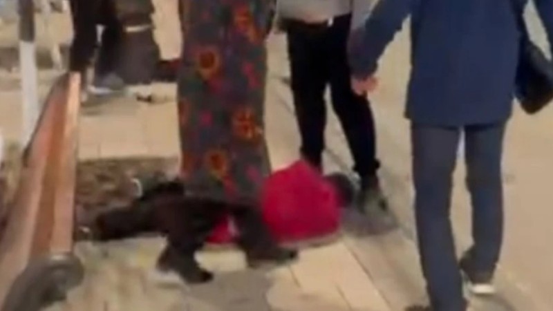 Астана вокзалында үй-күйсіз адамды топ болып соққыға жыққандар ұсталды