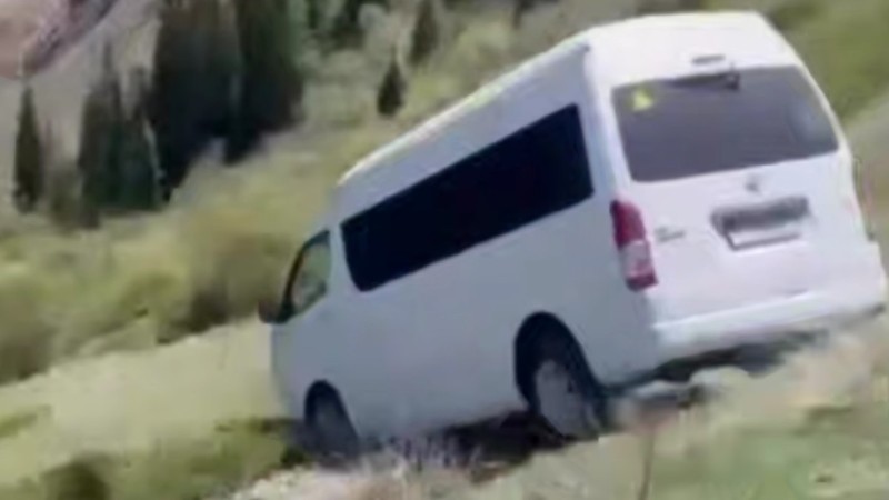 Көлсайда микроавтобус шатқалдан құлап кетті