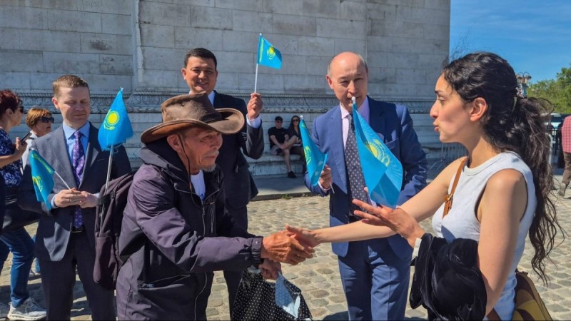 Ұлытаулық ақсақал Парижге дейін үш мың шақырымға жуық жолды жаяу жүріп өтті