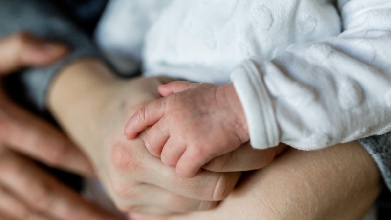 Әйел адам ақша үшін баласының шашын қырып, қатерлі ісікпен ауырады деген