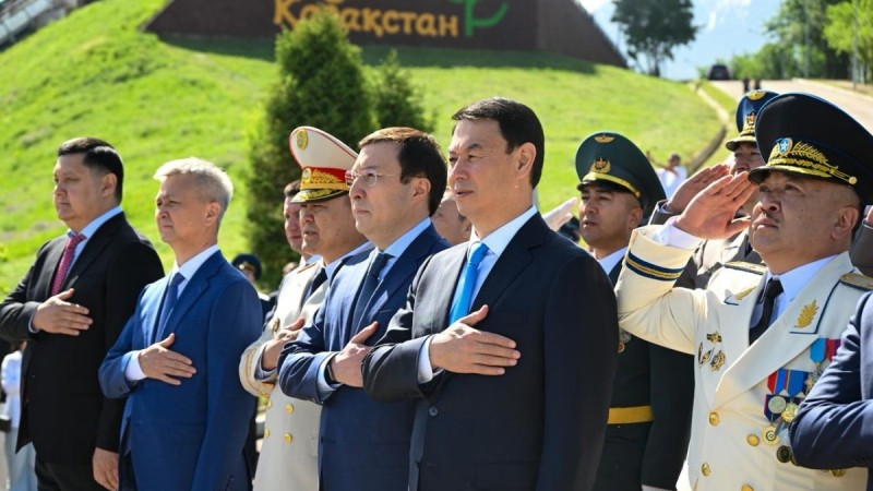 Алматыда Отан қорғаушы күніне орай Мемлекеттік Ту салтанатты түрде көтерілді