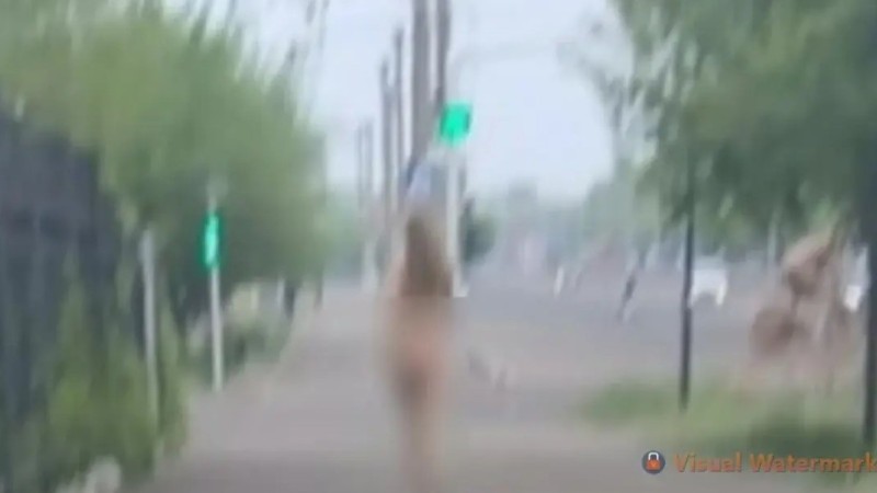 Теміртауда әйел адам жалаңаш күйде серуендеп жүрген: оқиғаның мән-жайы анықталды