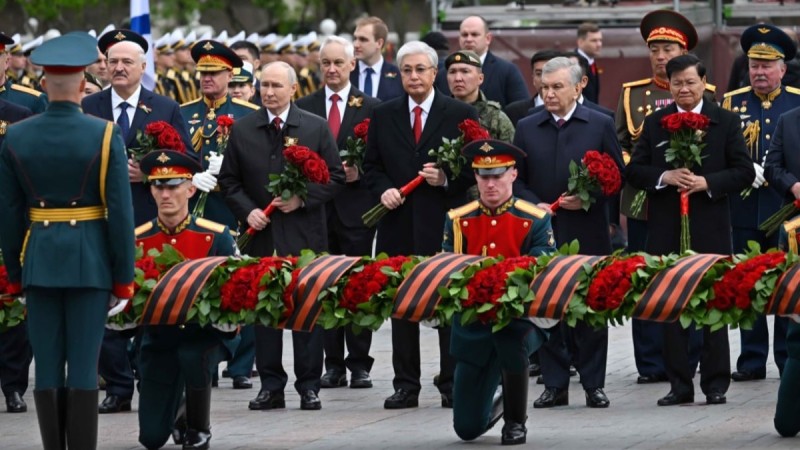 Тоқаев Қызыл алаңдағы әскери шеруді тамашалады