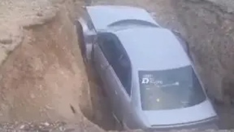 Талдықорғанда көлік қазылған шұңқырға түсіп кетті