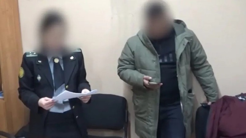 Салық қызметкері миллиондар жымқыруға көмектескен