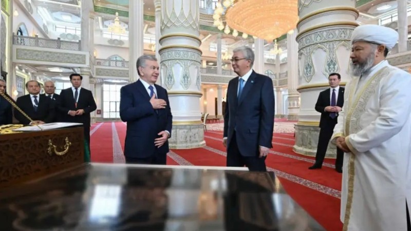 Бауырлас өзбек елінің тартуы. Тоқаев Мирзиёевпен Түркістандағы жаңа мешітті аралап көрді