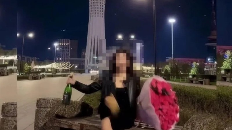 Бәйтерек түбінде шампан атқан блогер 43 мың теңге айыппұл арқалады