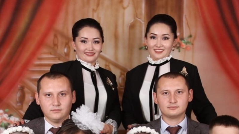 Ата-анасы да, балалары да егіз: ерекше отбасы желіде жұртты сүйсінтті