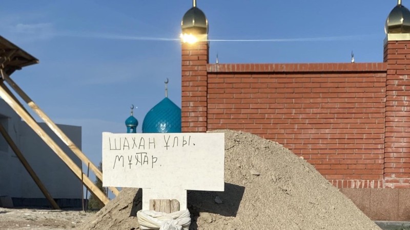 Шахановтың бейіті тапталып жатыр