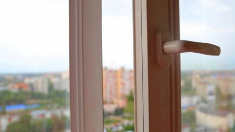 Петропавлда мүгедектігі бар 9 жасар қыз терезеден құлады