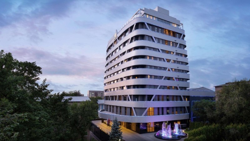 "Hilton қонақүйінен 250 қызметкерді күштеп шығарып жатыр": депутат Қайрат Сатыбалдының тағы бір қитұрқы ісін әшкереледі