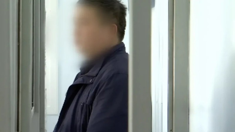 Асырап алған балаларын иттің үйшігіне түнеткен отбасы қандай жазаға тартылады