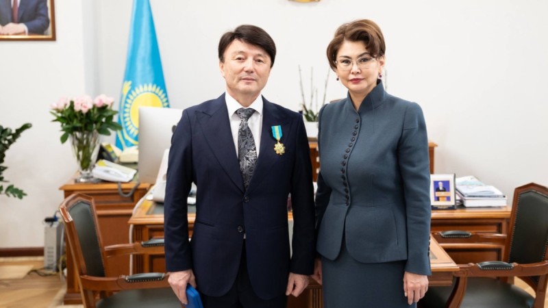 Димаш Құдайбергеннің әкесіне Президент атынан награда табысталды