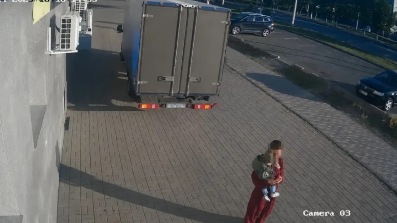 Екібастұзда жүк көлігі бала көтеріп келе жатқан әйелді қағып кетті